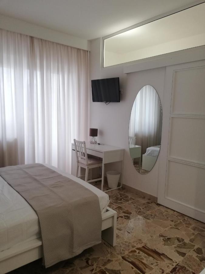 מלון Ostuni Crispi House מראה חיצוני תמונה